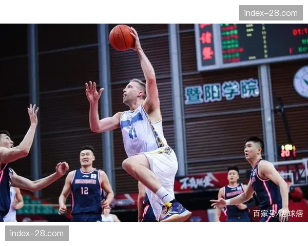 北京队防守端2-3联防收缩 依靠内线高度保护篮板限制对手突破